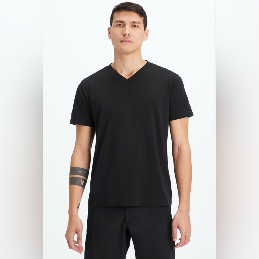 Men’s Fabletics The 24/7 V-Neck Short Sleeve Tee Black Size S